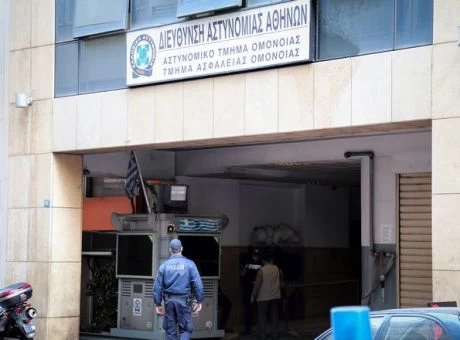 Αστυνομικός που έβρεξε με μάνικα τη γυναίκα στο ΑΤ Ομόνοιας: «Έκανε την ανάγκη της» -Βίντεο